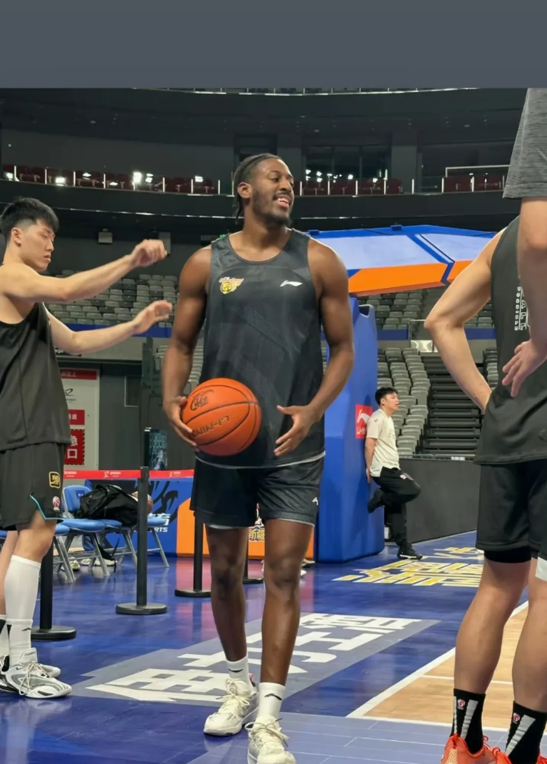 新疆广汇训练开放日，清晨临场应变引欢呼，NBA季后赛在即，更衣室氛围转暖的简单介绍-开云体育